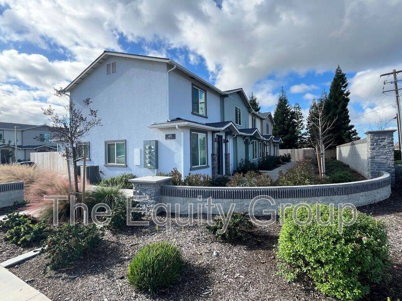 Townhouse for rent at 405 S Summit St #102, Visalia, CA 93292