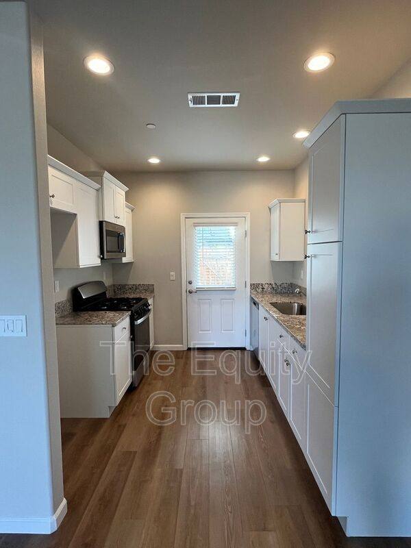 Townhouse for rent at 405 S Summit St #102, Visalia, CA 93292