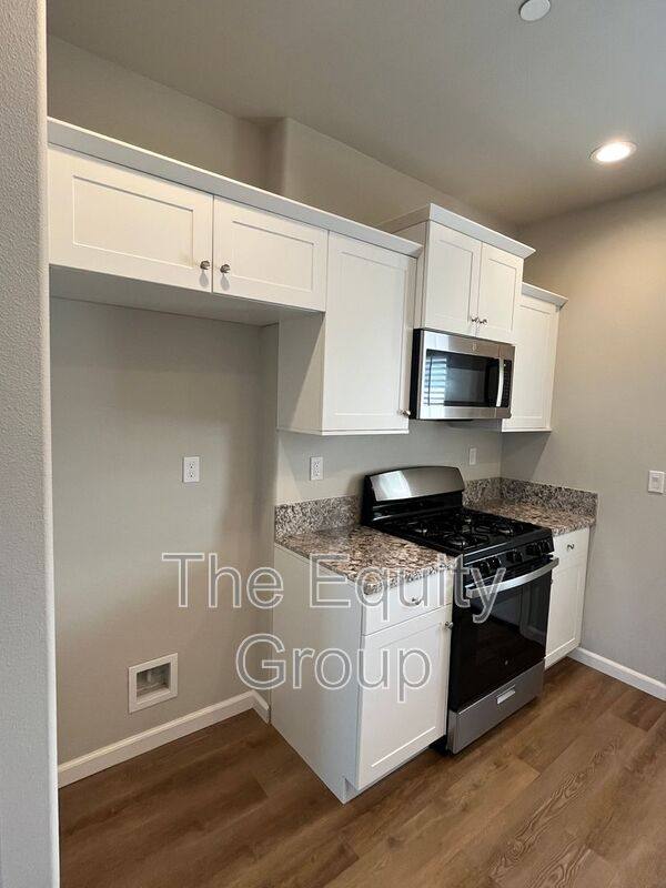 Townhouse for rent at 405 S Summit St #102, Visalia, CA 93292