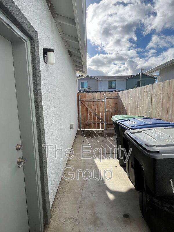 Townhouse for rent at 405 S Summit St #102, Visalia, CA 93292