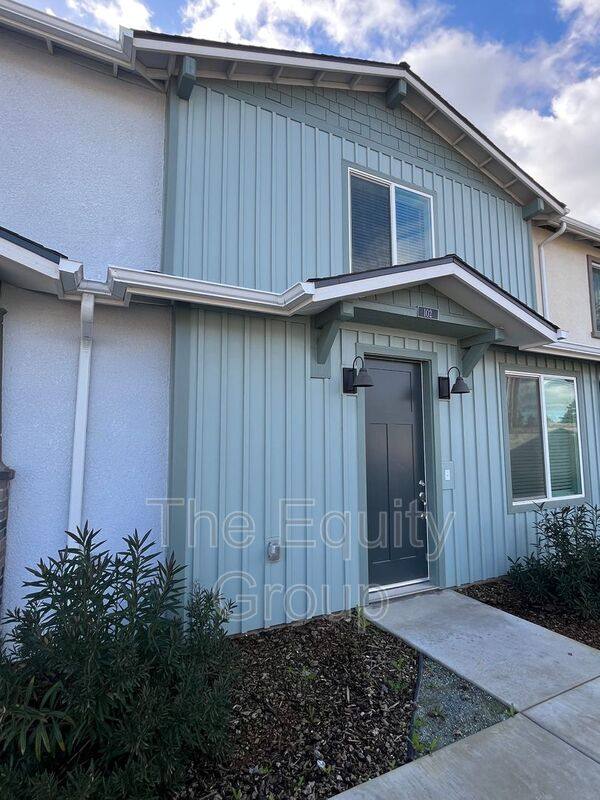 Townhouse for rent at 405 S Summit St #102, Visalia, CA 93292