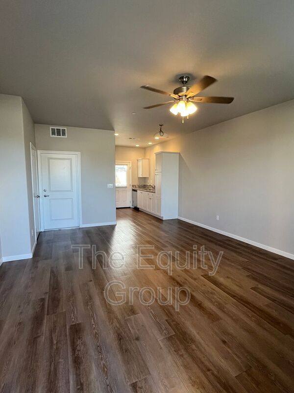 Townhouse for rent at 405 S Summit St #102, Visalia, CA 93292
