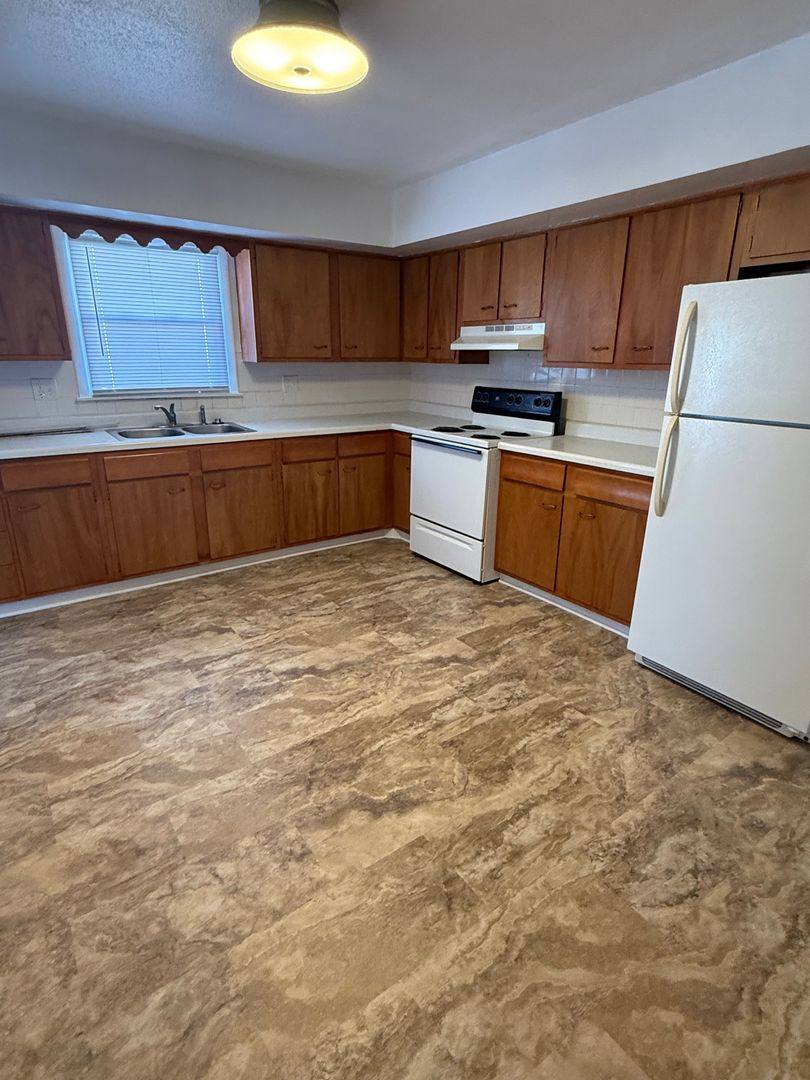 Townhouse for rent at 101-103 N Redwood Lane, Muncie, IN 47304