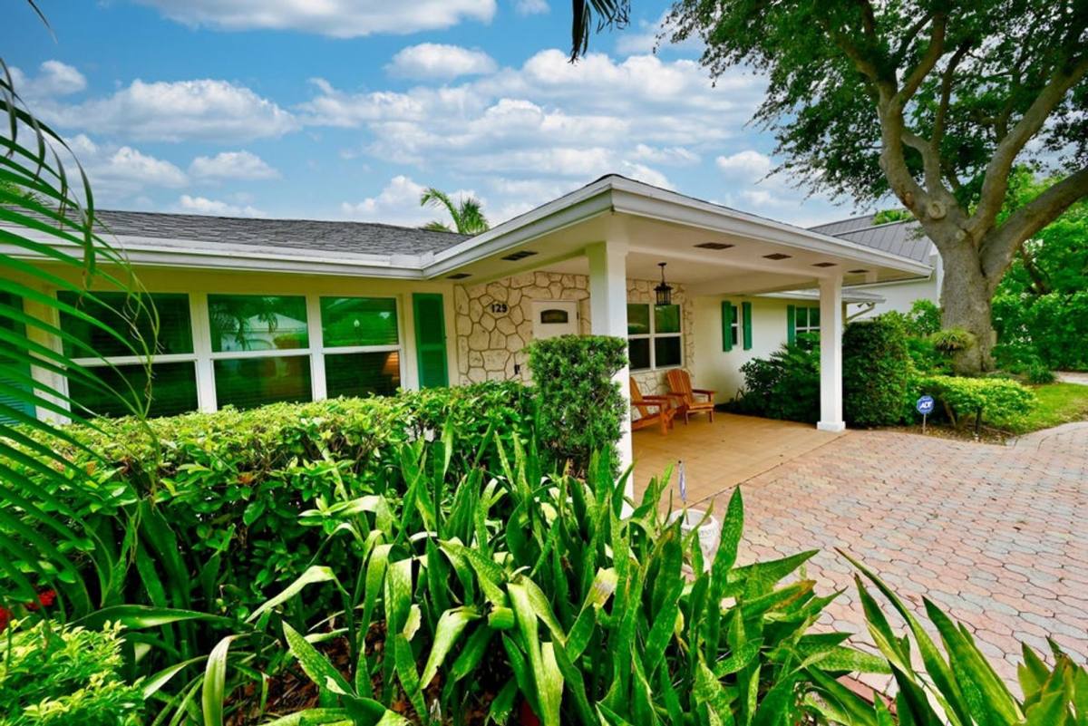 House for rent at 129 Alhambra Place, West Palm Beach, FL 33405
