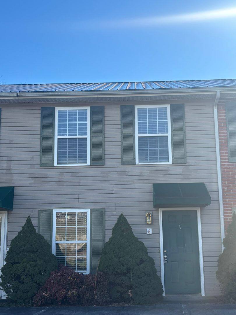 Townhouse for rent at 568 Gray Station Rd, Johnson City, TN 37615