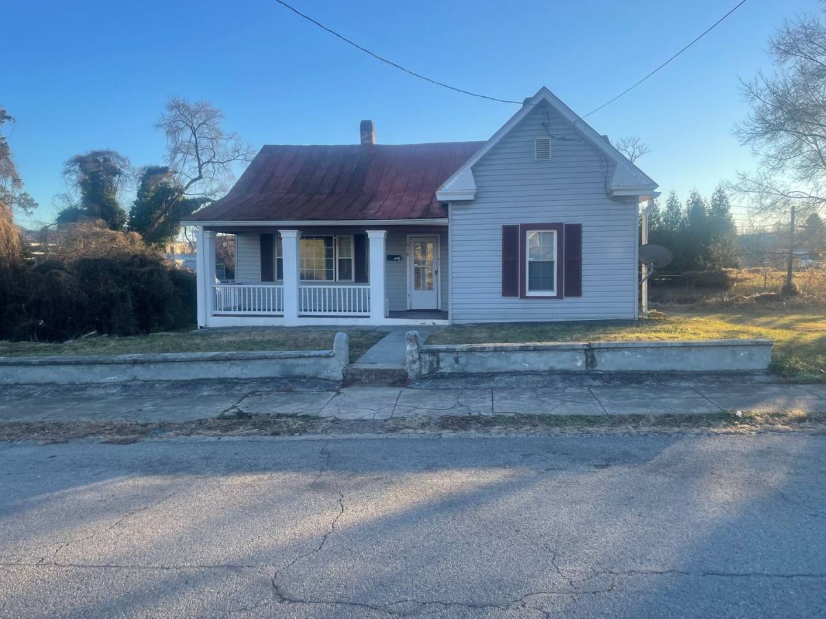 House for rent at 618 Loudon Ave NW, Roanoke, VA 24016