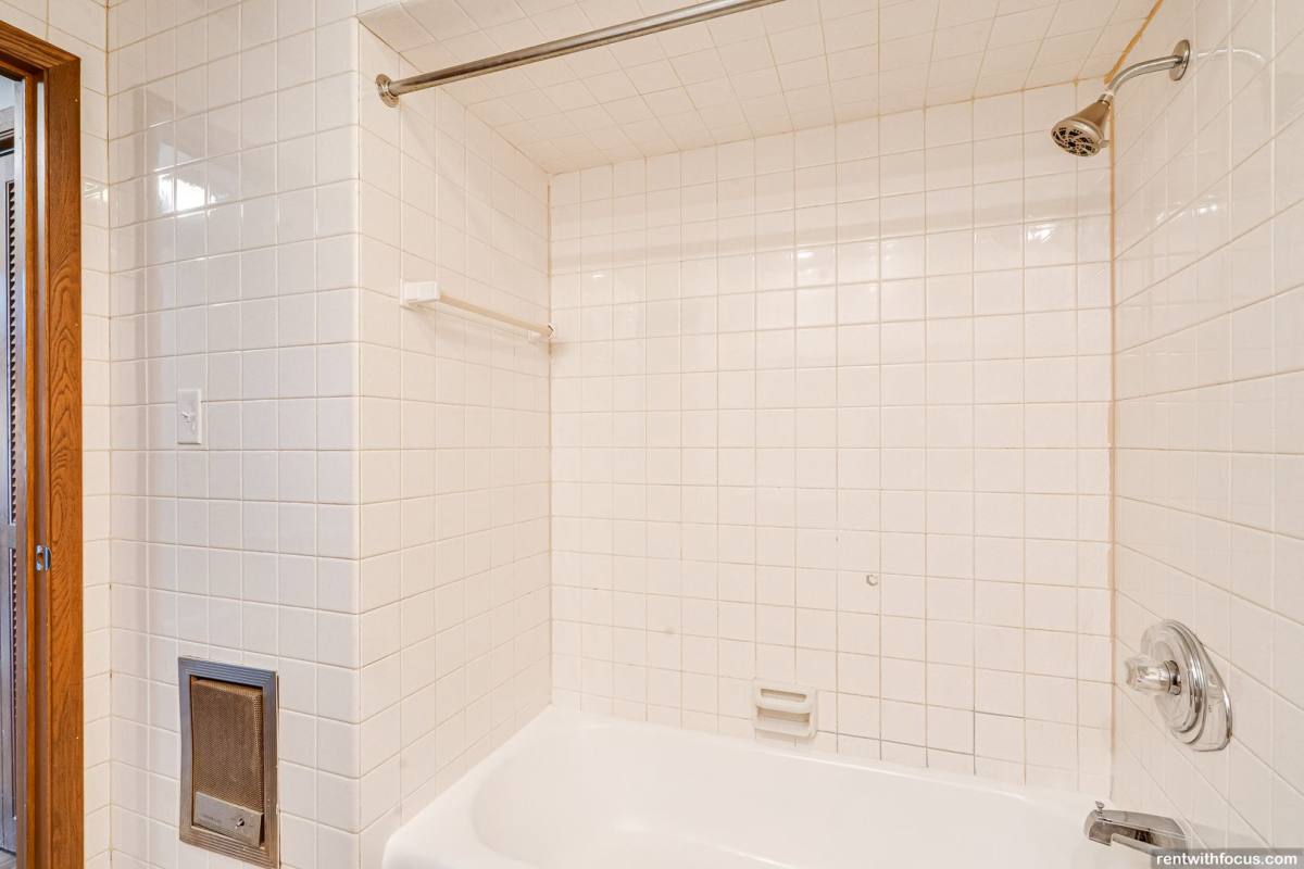 Apartment for rent at 505 S Van Buren St, Green Bay, WI 54301