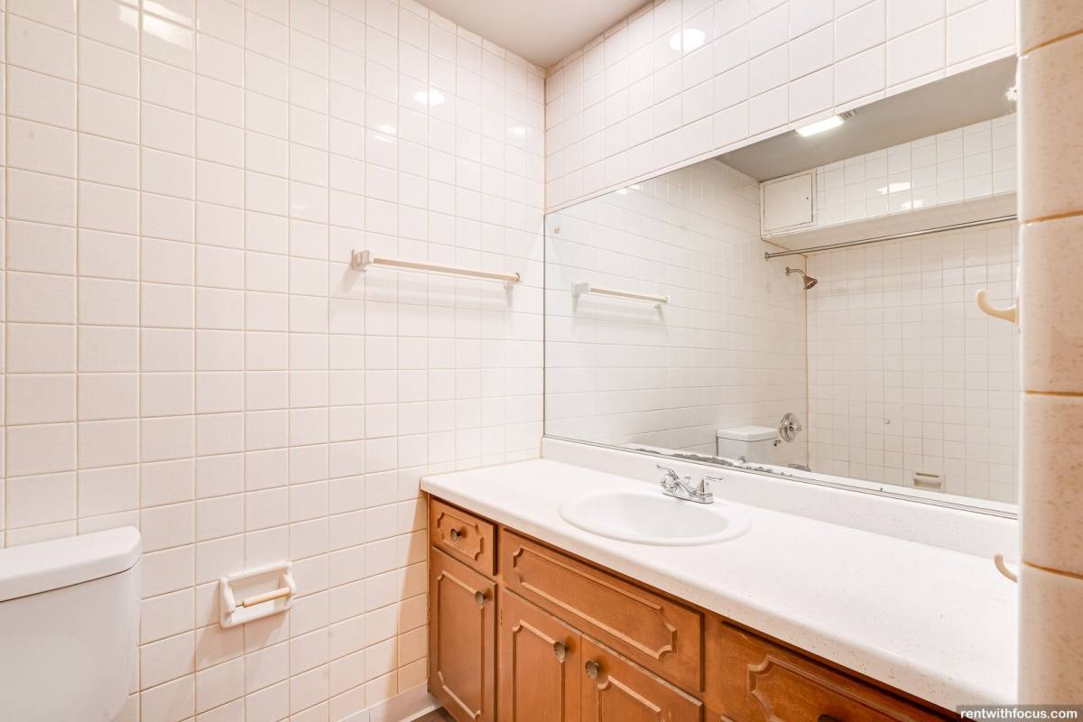 Apartment for rent at 505 S Van Buren St, Green Bay, WI 54301