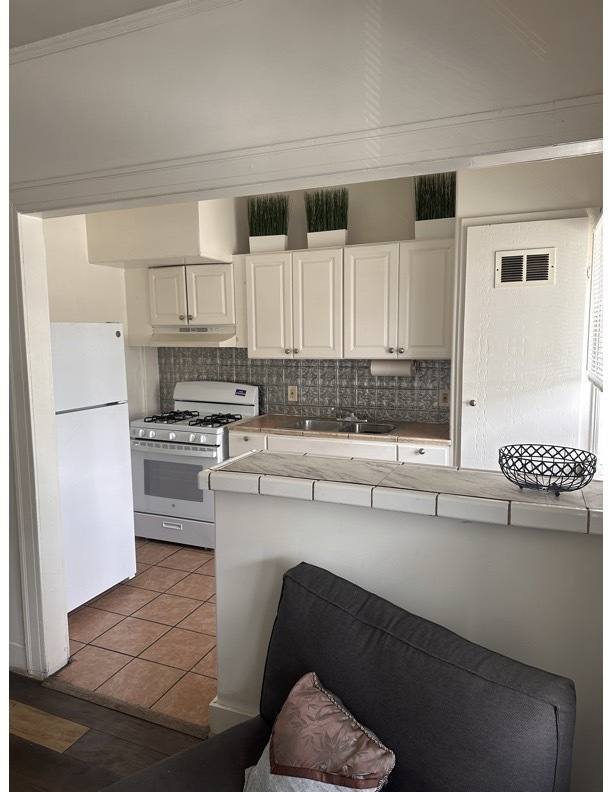 Apartment for rent at 3331 W 54th St #5, Los Angeles, CA 90043