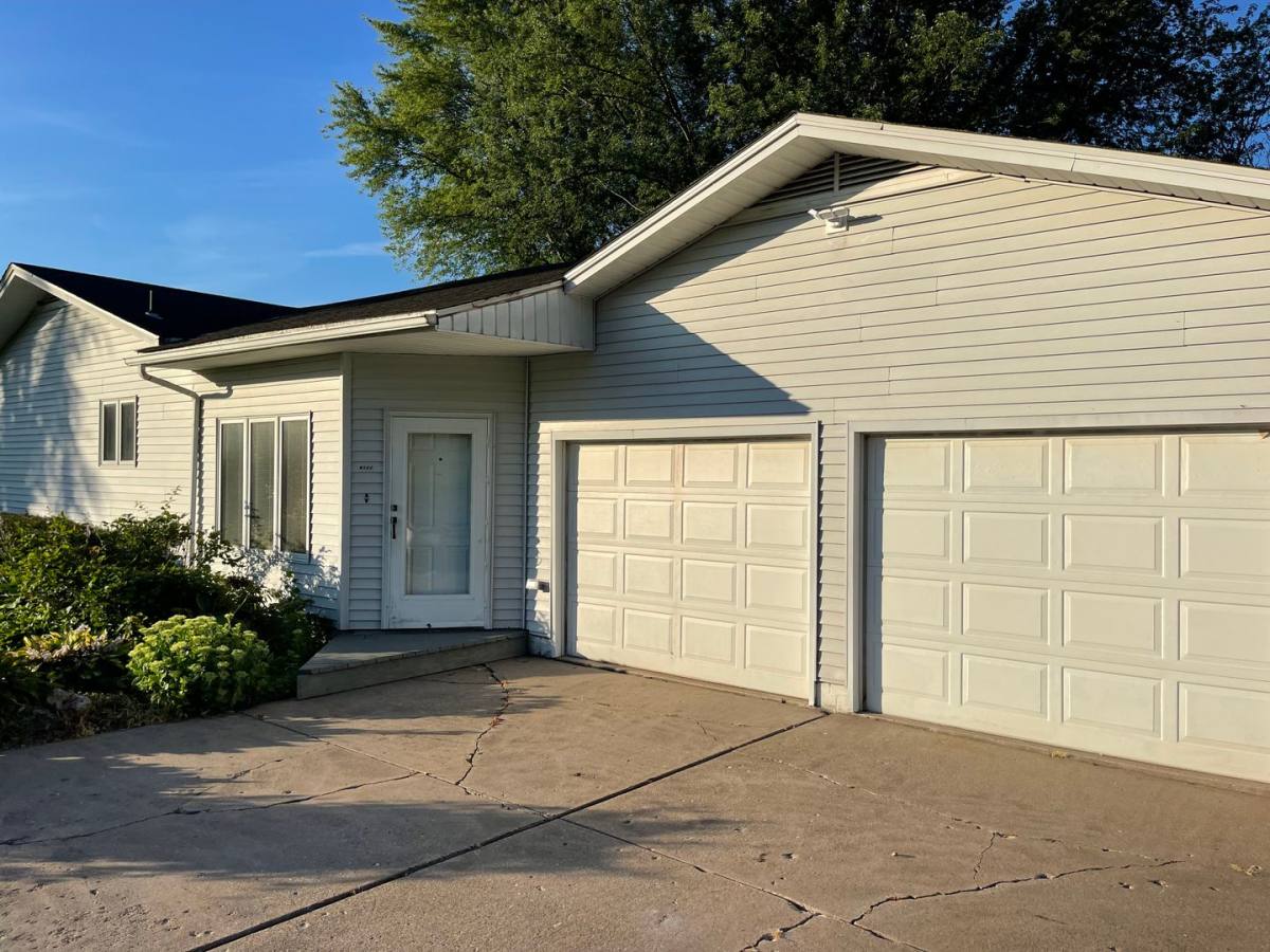 House for rent at 6582 Valley Dr, Bettendorf, IA 52722