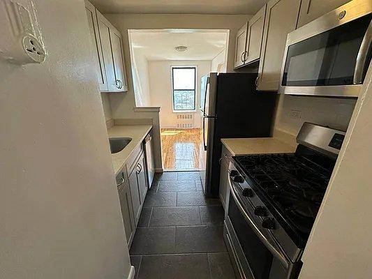 Apartment for rent at 3255 Randall Ave #4F, Bronx, NY 10465