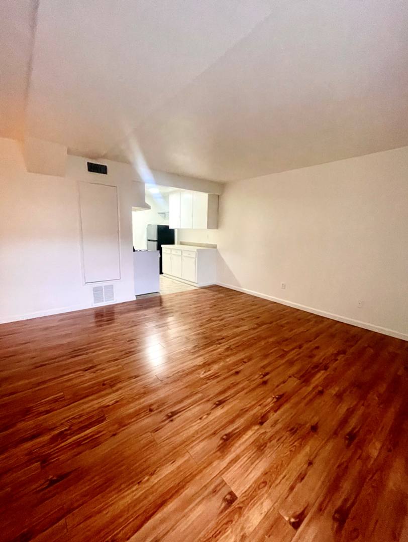 Apartment for rent at 2535 Kansas Ave, Santa Monica, CA 90404