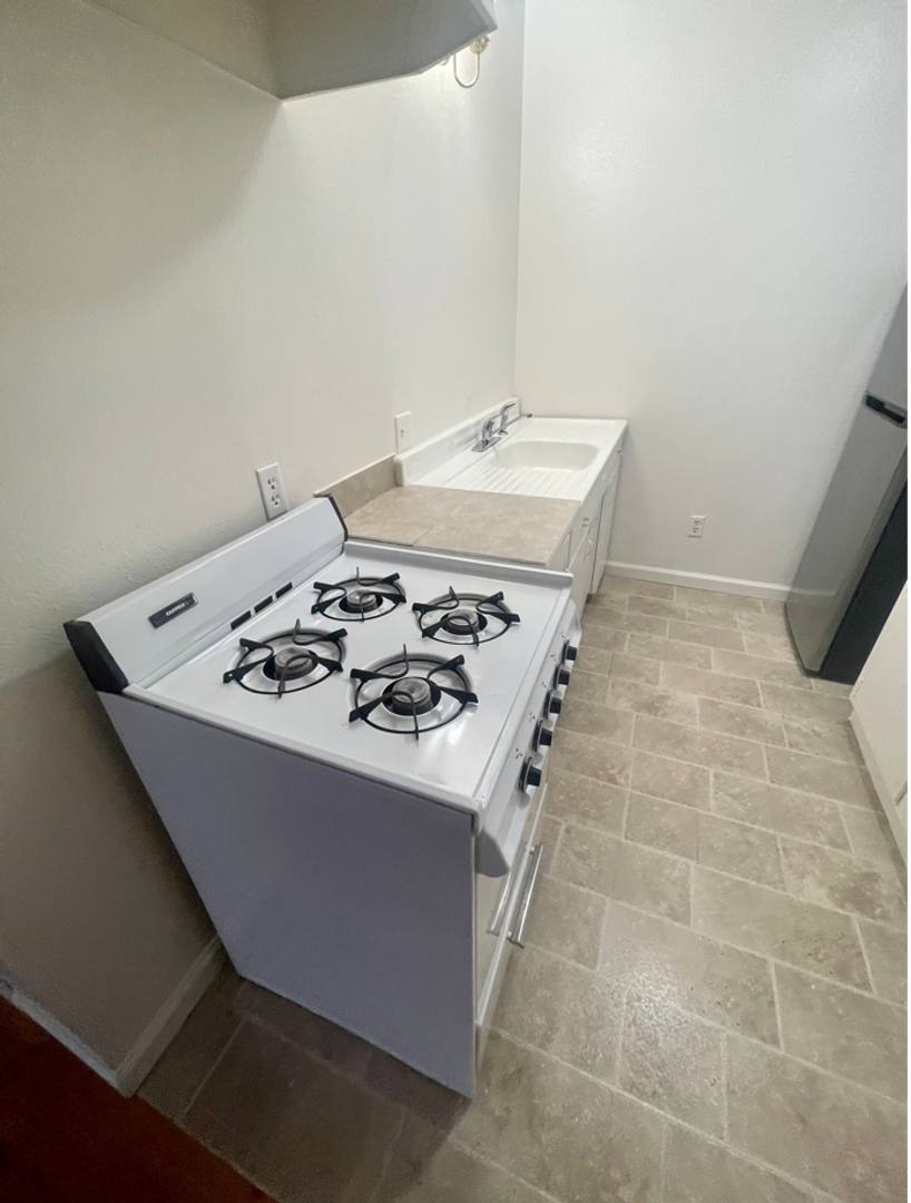 Apartment for rent at 2535 Kansas Ave, Santa Monica, CA 90404