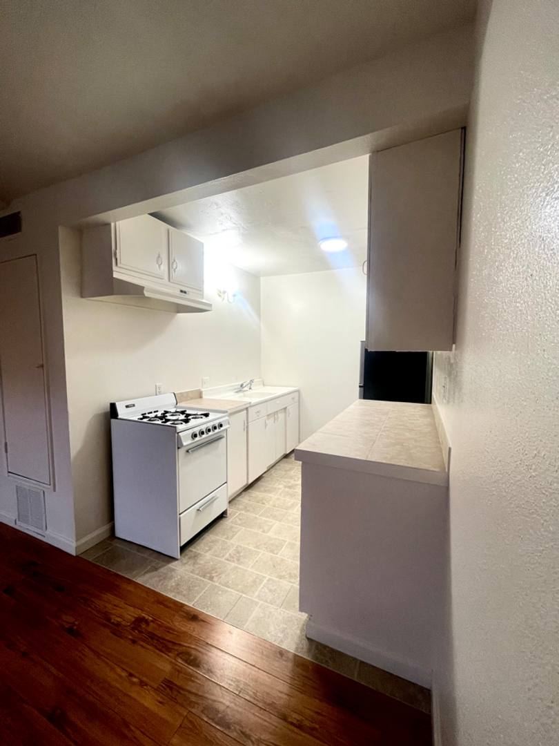 Apartment for rent at 2535 Kansas Ave, Santa Monica, CA 90404
