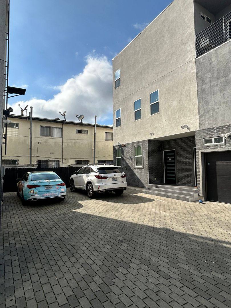 Apartment for rent at 1369 W 36th St, Los Angeles, CA 90007