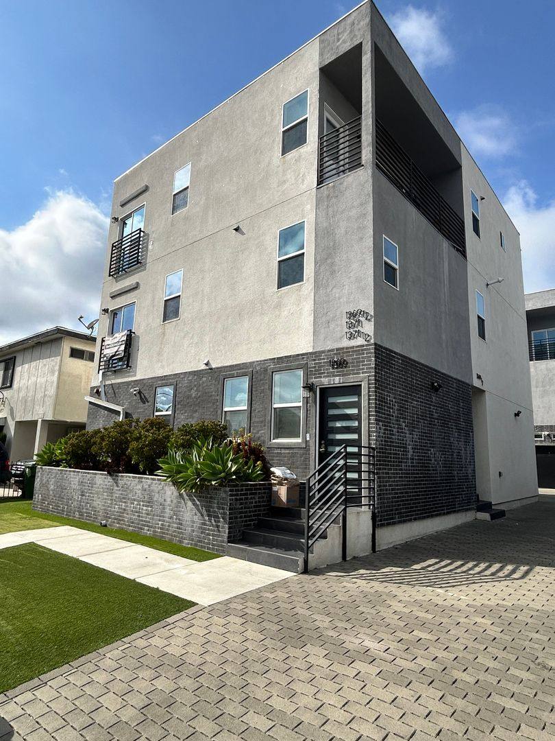 Apartment for rent at 1369 W 36th St, Los Angeles, CA 90007