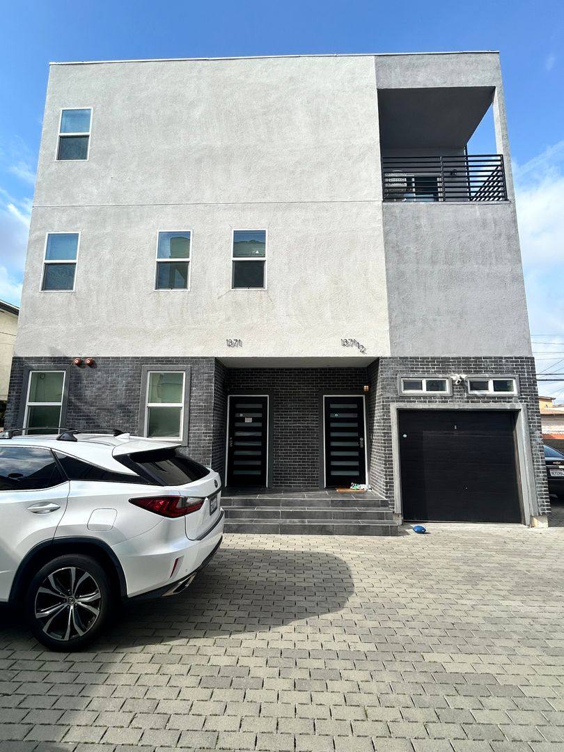 Apartment for rent at 1369 W 36th St, Los Angeles, CA 90007