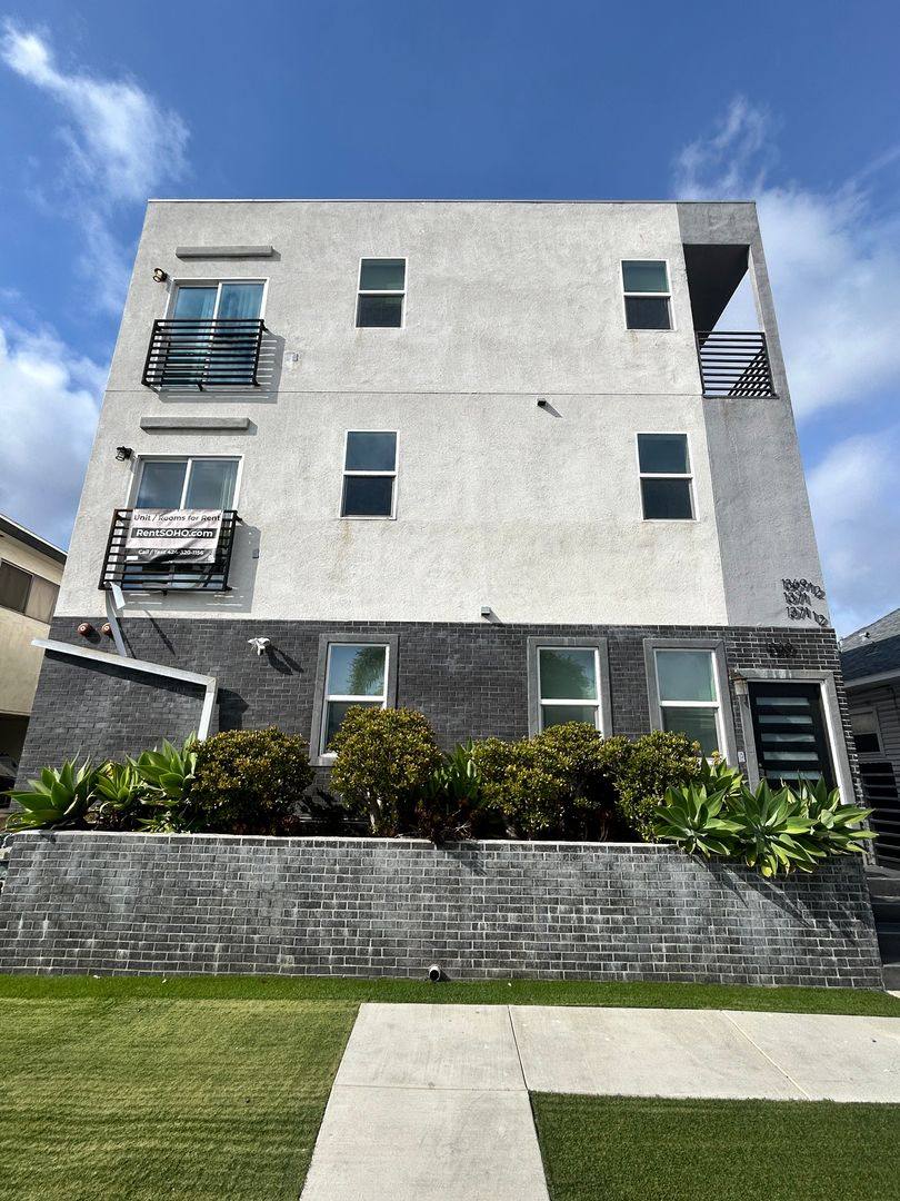 Apartment for rent at 1369 W 36th St, Los Angeles, CA 90007