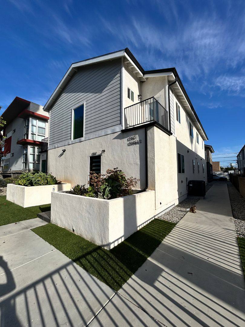 Apartment for rent at 1235 W 37th Place, Los Angeles, CA 90007