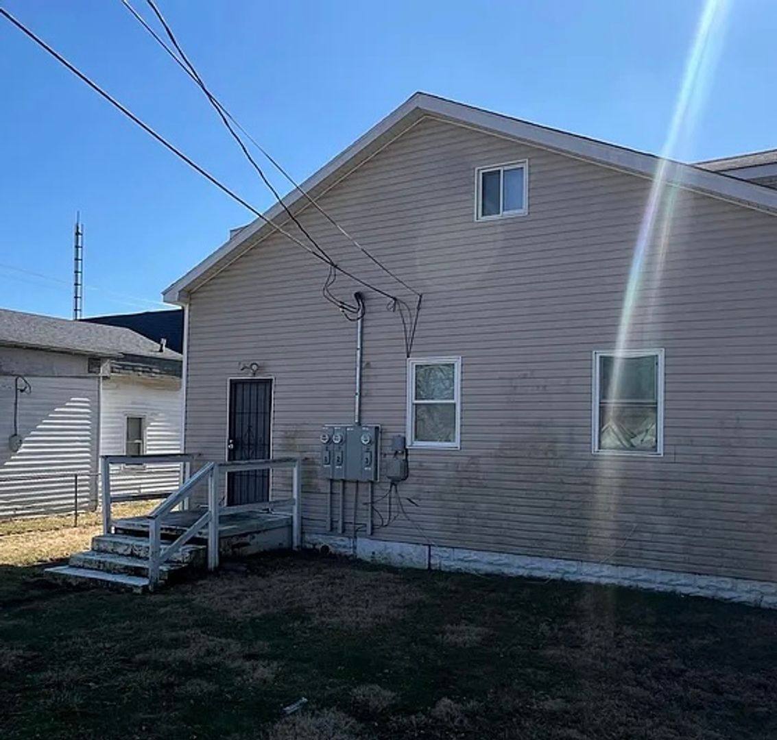 Apartment for rent at 1008 W 1st, Muncie, IN 47305