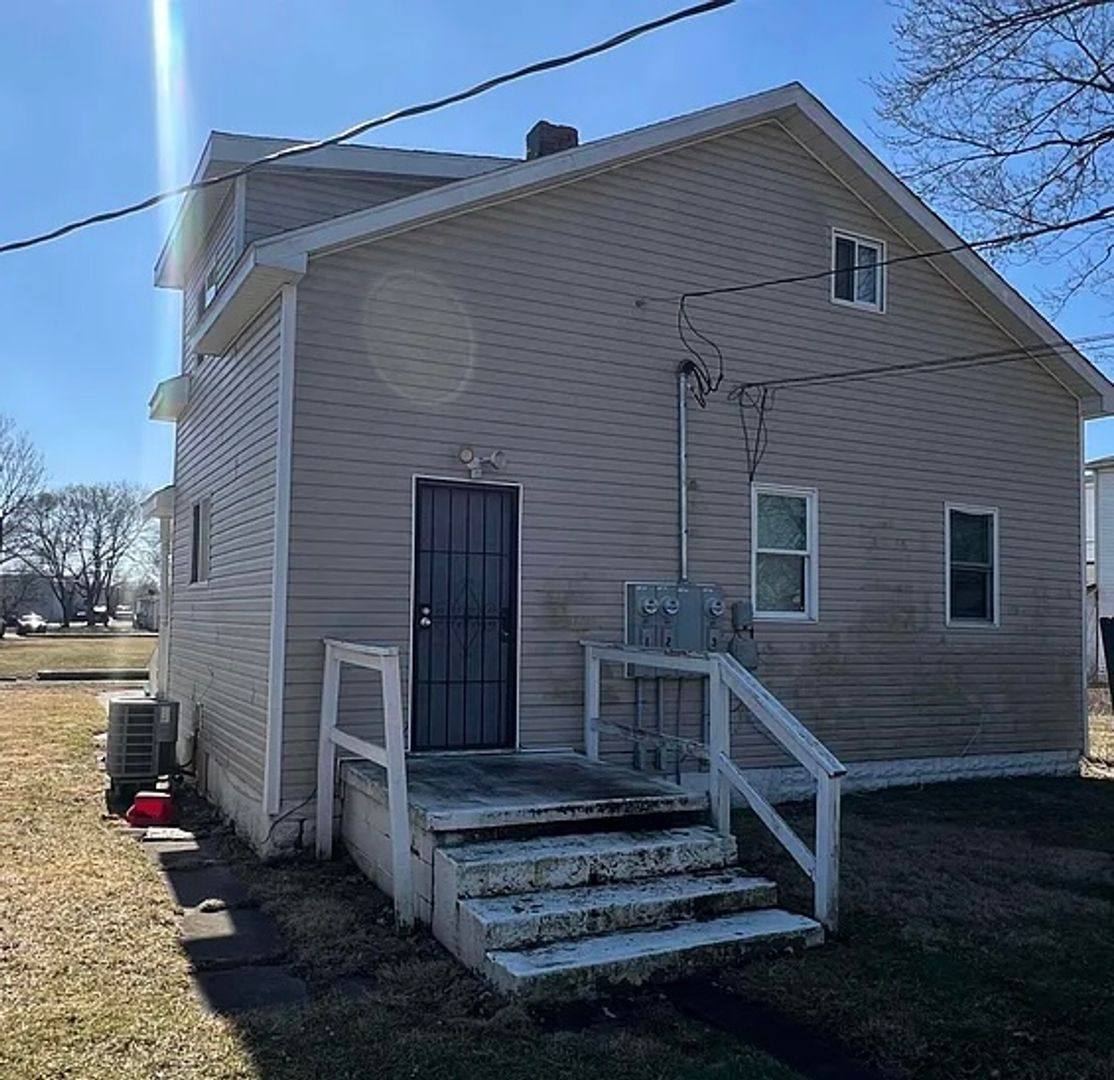 Apartment for rent at 1008 W 1st, Muncie, IN 47305