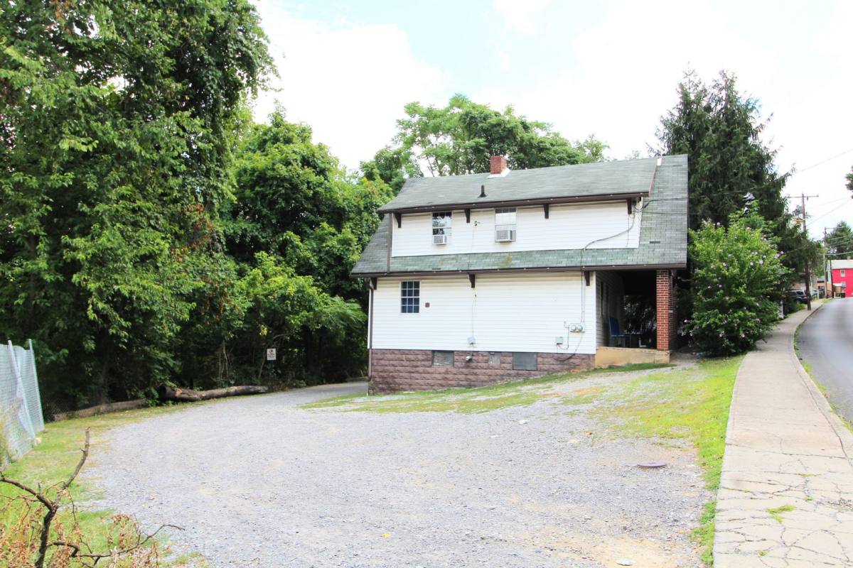 Apartment for rent at 1021 College Ave, Morgantown, WV 26505