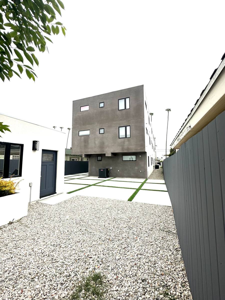 Apartment for rent at 1543 W 37th Place, Los Angeles, CA 90018