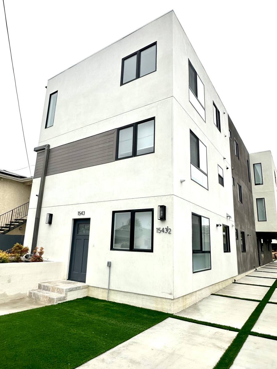 Apartment for rent at 1543 W 37th Place, Los Angeles, CA 90018