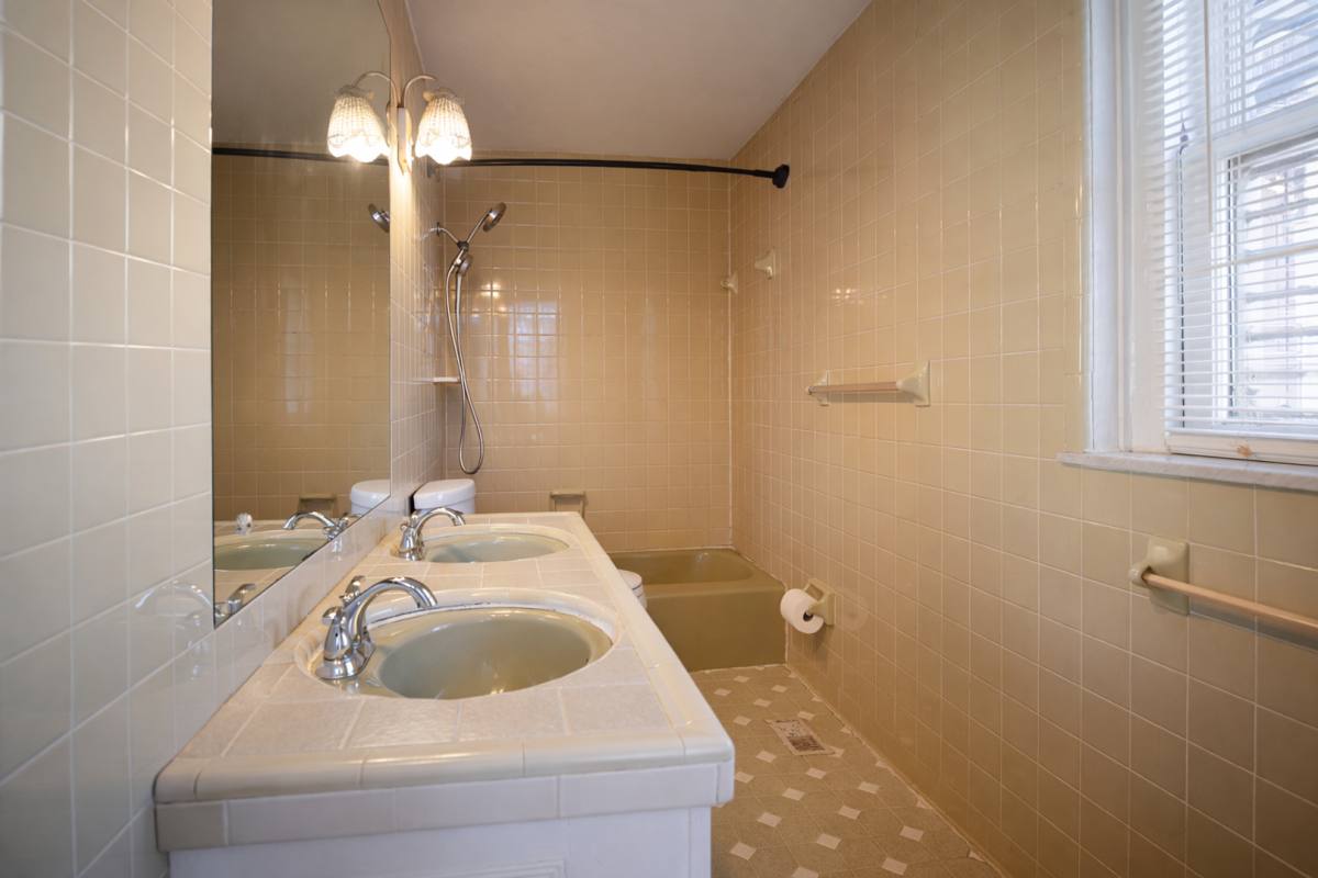 Apartment for rent at 1459 Saint James Court, Louisville, KY 40208