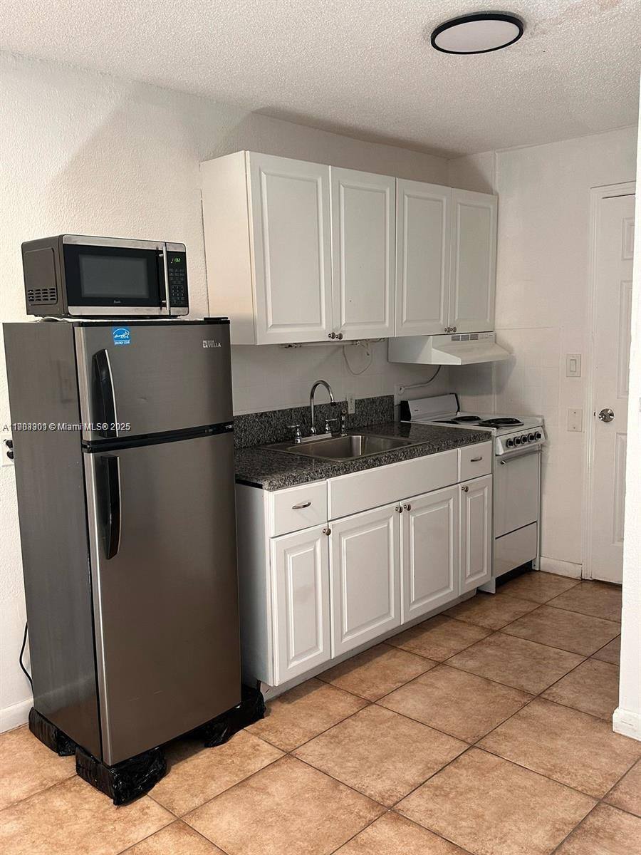 Apartment for rent at 2109 Fletcher St #2, Hollywood, FL 33020