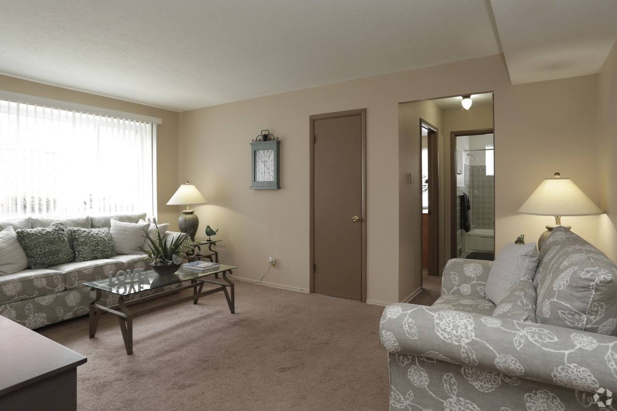 Apartment for rent at Ellacott Parkway, 4340 Northfield Rd, Cleveland, OH 44128