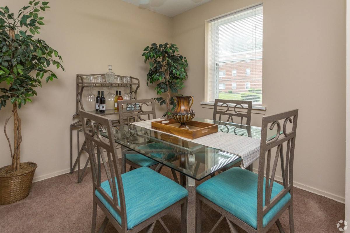 Apartment for rent at Ellacott Parkway, 4340 Northfield Rd, Cleveland, OH 44128