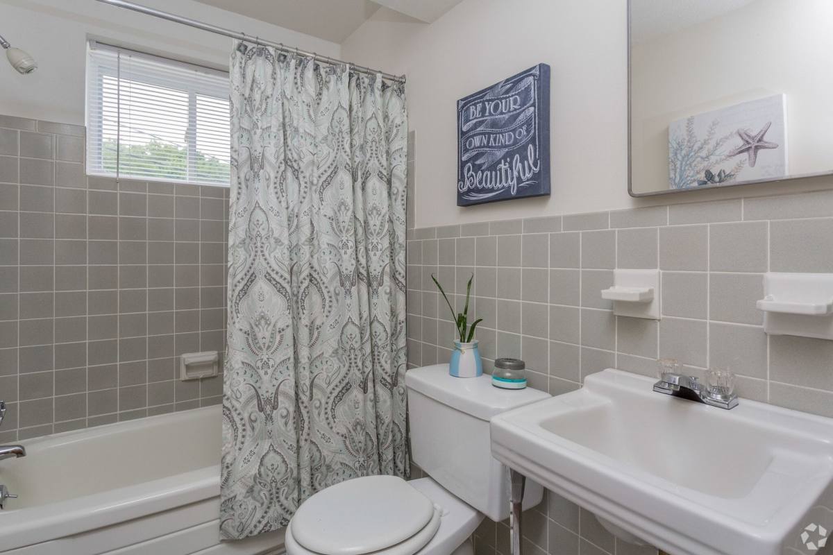 Apartment for rent at Ellacott Parkway, 4340 Northfield Rd, Cleveland, OH 44128
