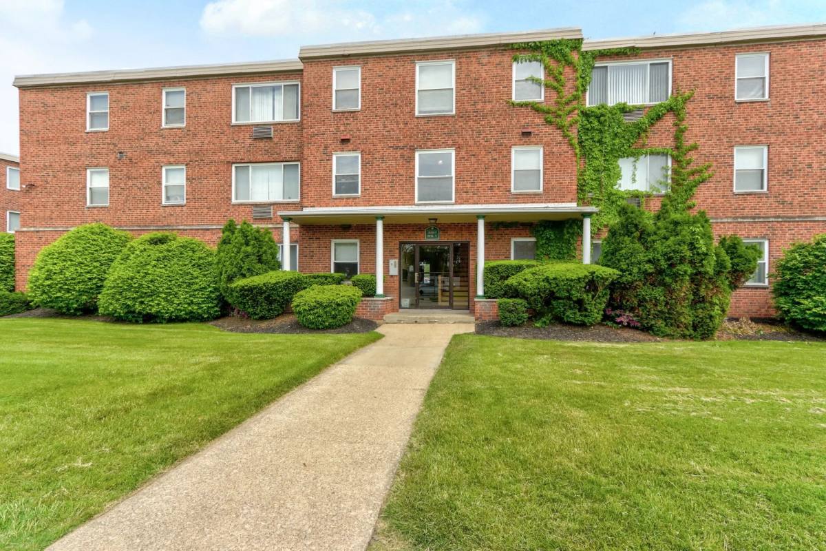 Apartment for rent at Ellacott Parkway, 4340 Northfield Rd, Cleveland, OH 44128