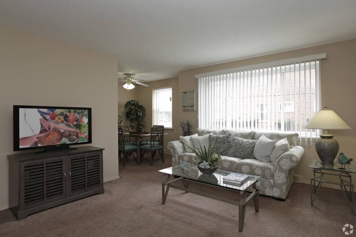 Apartment for rent at Ellacott Parkway, 4340 Northfield Rd, Cleveland, OH 44128