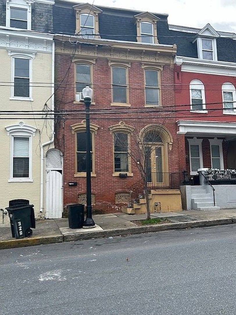 Apartment for rent at 328 W King St, Lancaster, PA 17603