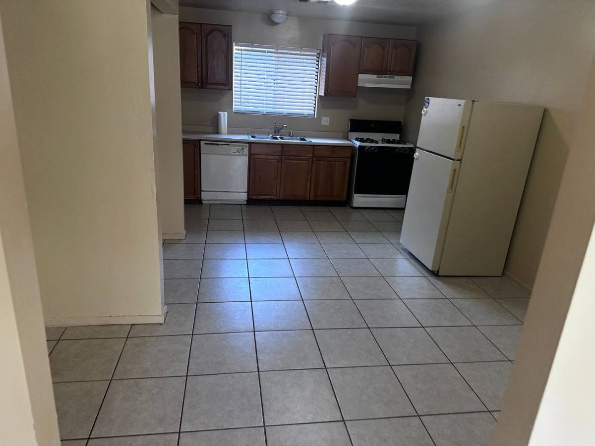 Apartment for rent at 306 Woodrow Ave, Bakersfield, CA 93308