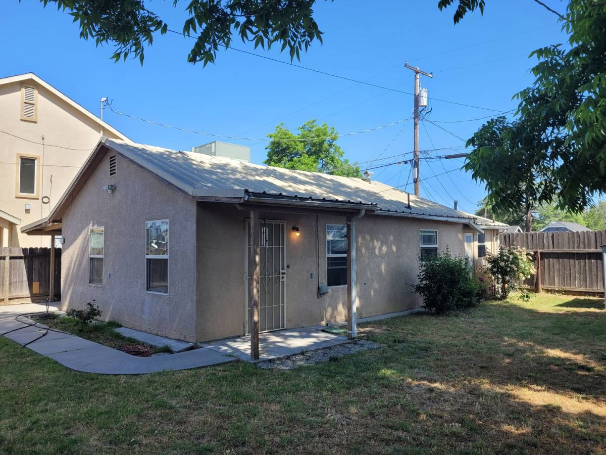 Townhouse for rent at 585 S Ave, Turlock, CA 95380