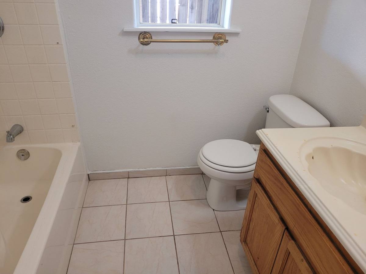 Townhouse for rent at 585 S Ave, Turlock, CA 95380