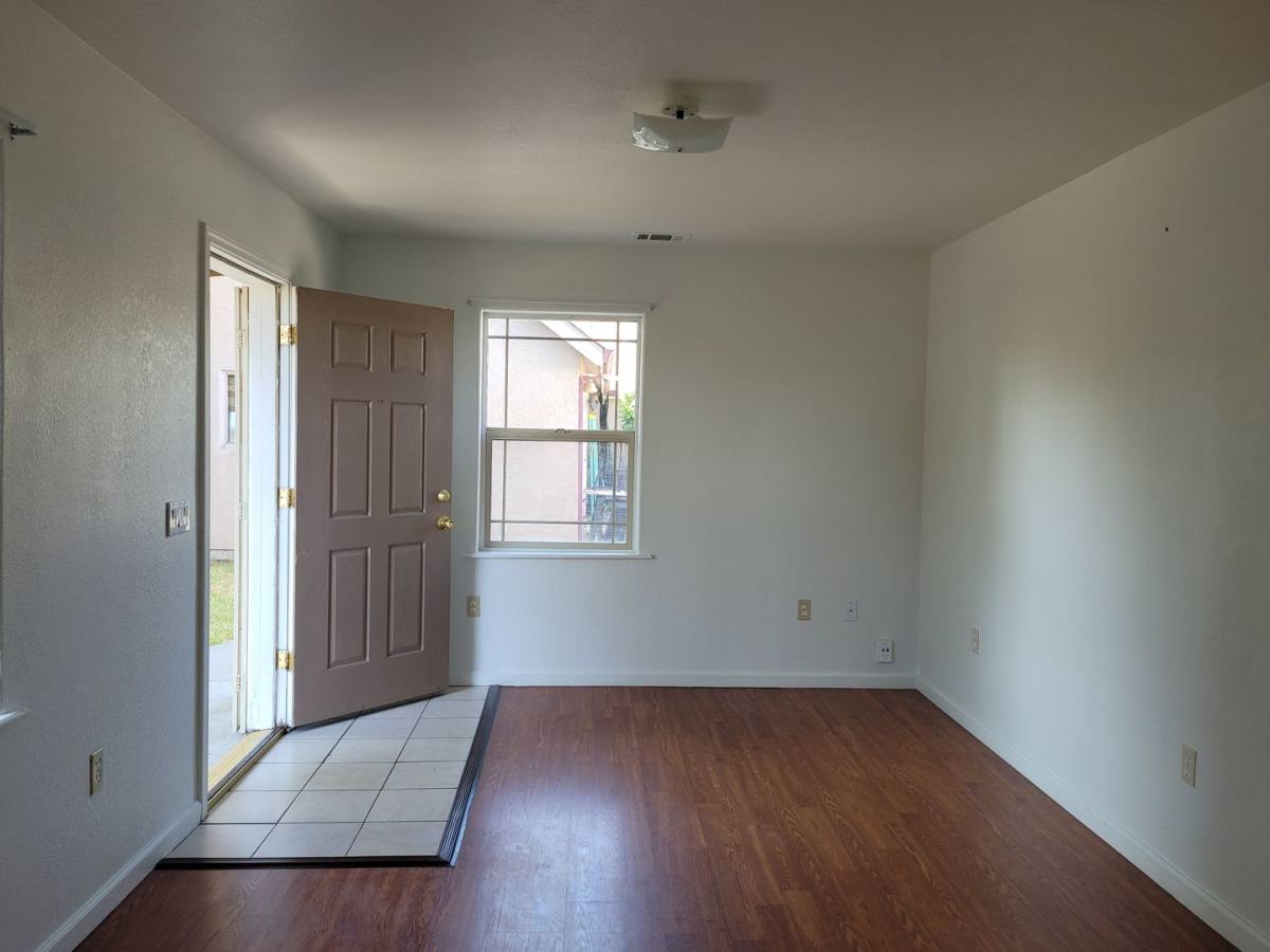 Townhouse for rent at 585 S Ave, Turlock, CA 95380