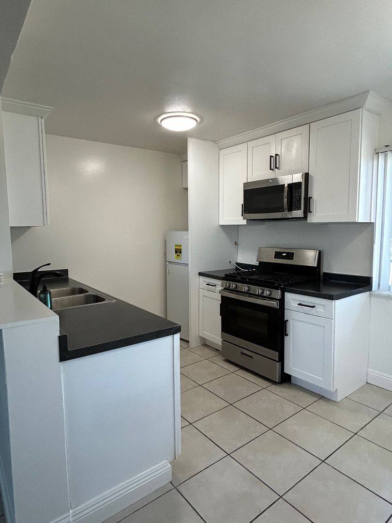 Apartment for rent at 1846 Placentia Ave, Costa Mesa, CA 92627