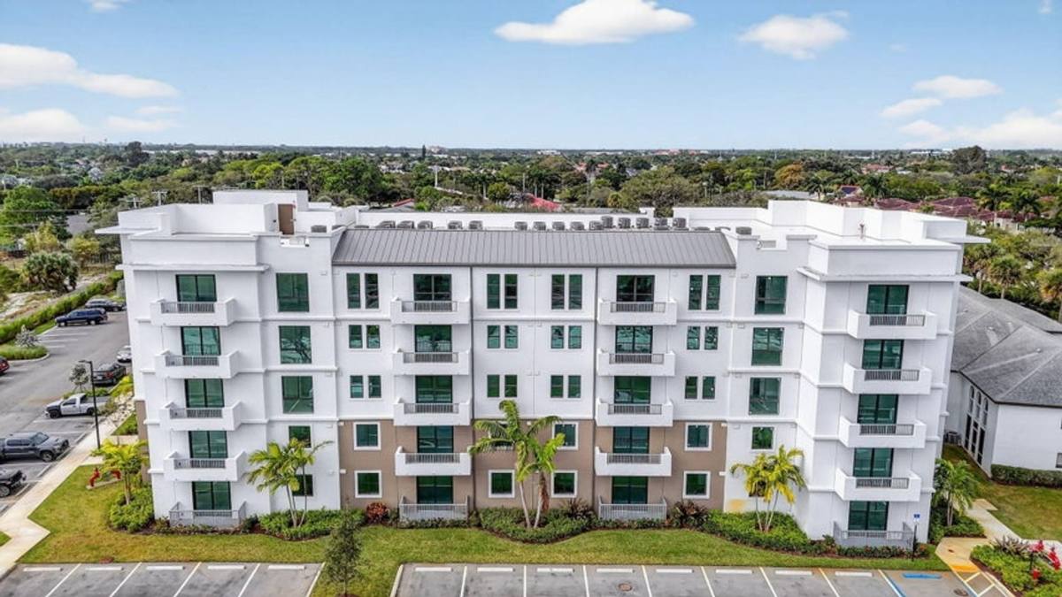 Apartment for rent at 350 W Hidden Valley Blvd, Boca Raton, FL 33487