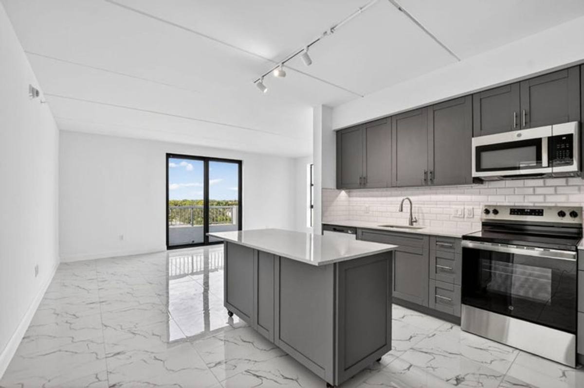 Apartment for rent at 350 W Hidden Valley Blvd, Boca Raton, FL 33487