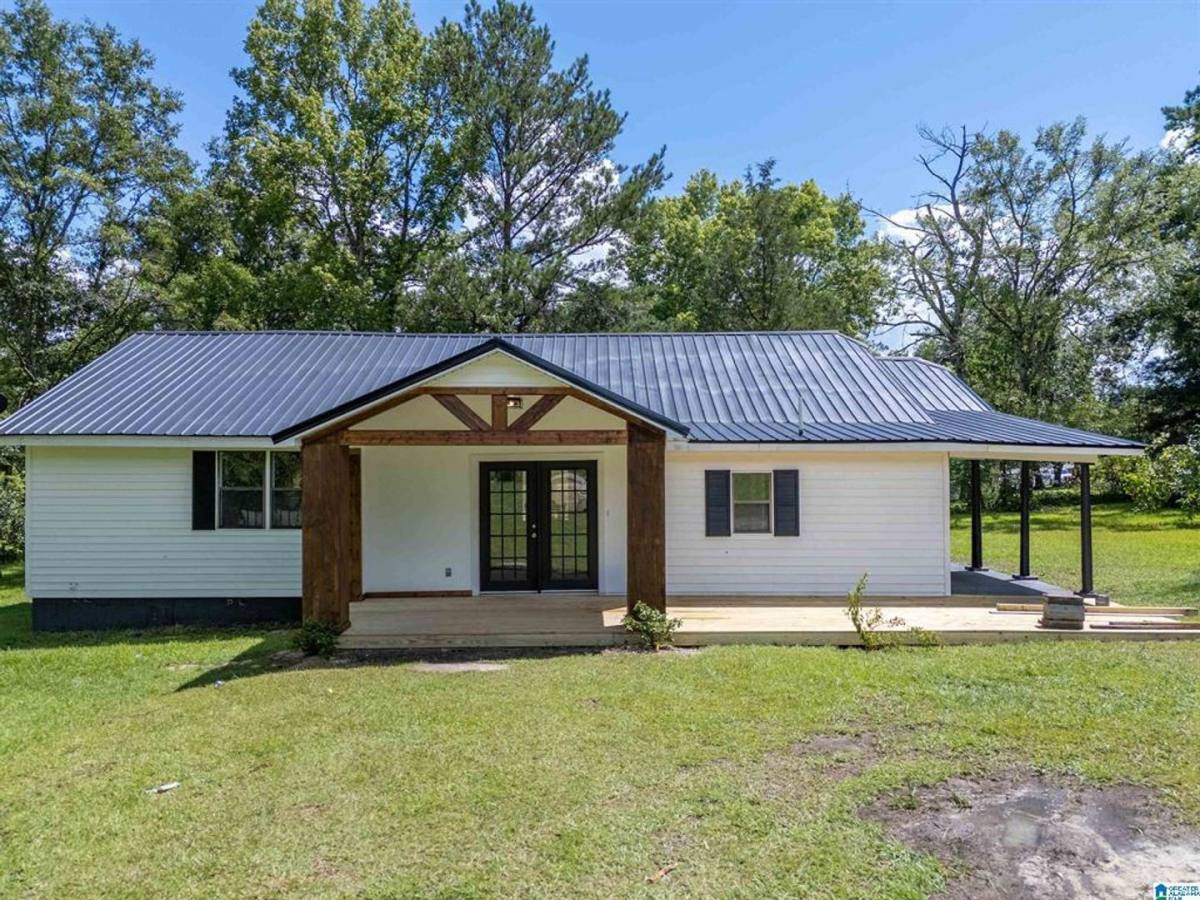 House for rent at 1890 Nisbet Lake Rd, Jacksonville, AL 36265