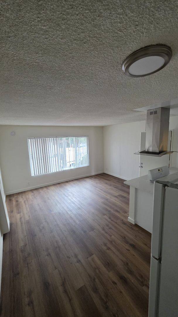 Apartment for rent at 909 S Normandie Ave, Los Angeles, CA 90006
