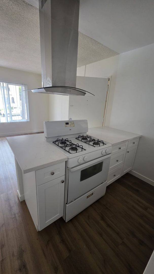 Apartment for rent at 909 S Normandie Ave, Los Angeles, CA 90006