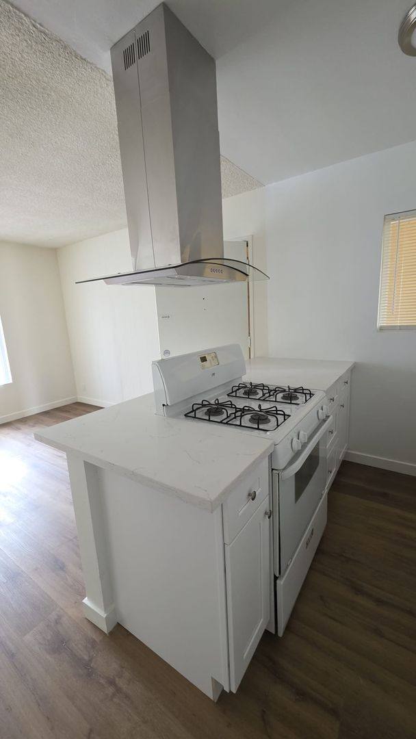 Apartment for rent at 909 S Normandie Ave, Los Angeles, CA 90006