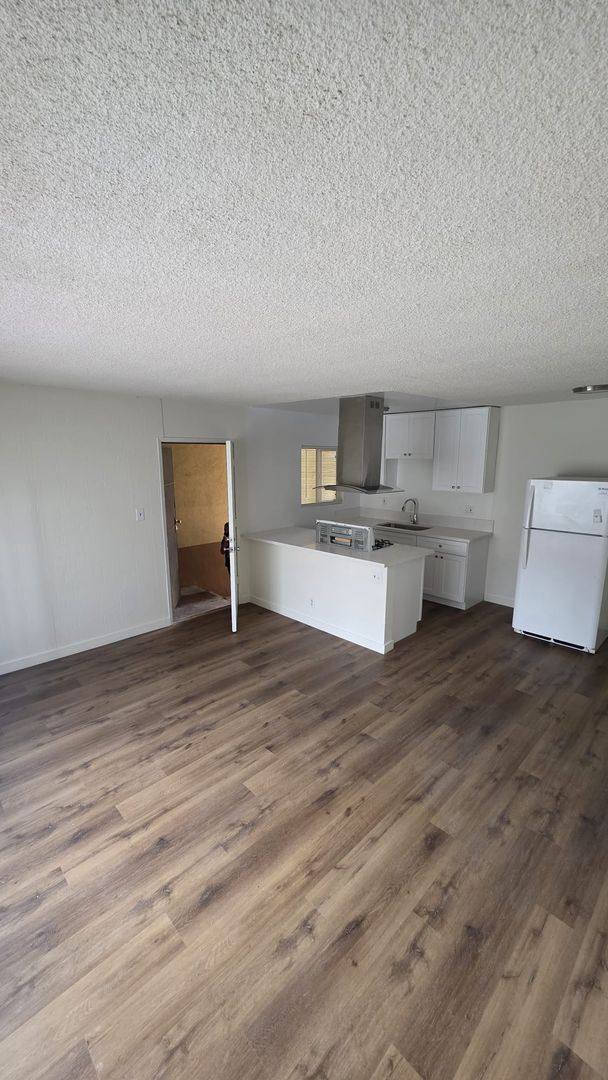 Apartment for rent at 909 S Normandie Ave, Los Angeles, CA 90006