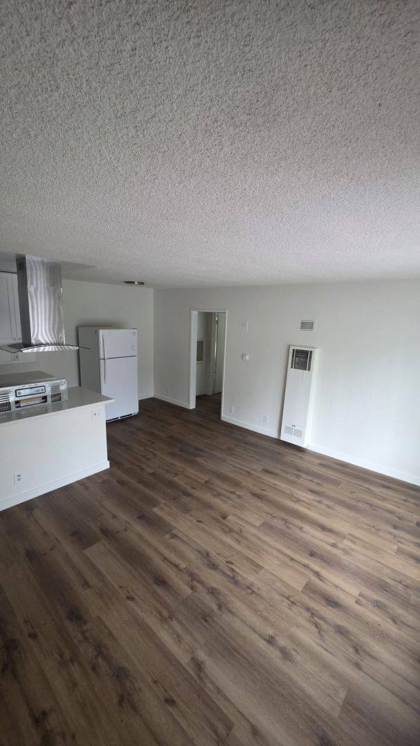 Apartment for rent at 909 S Normandie Ave, Los Angeles, CA 90006