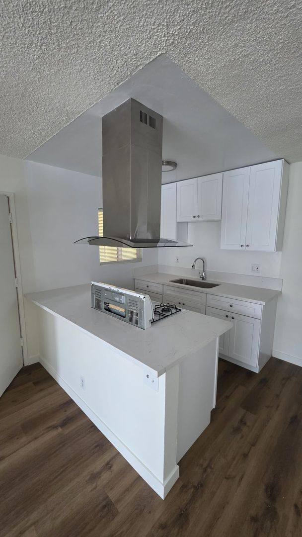 Apartment for rent at 909 S Normandie Ave, Los Angeles, CA 90006
